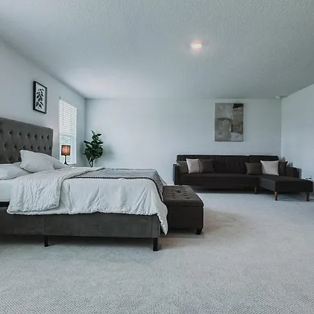 House Near Downtown I Sleeps 15 Plus
